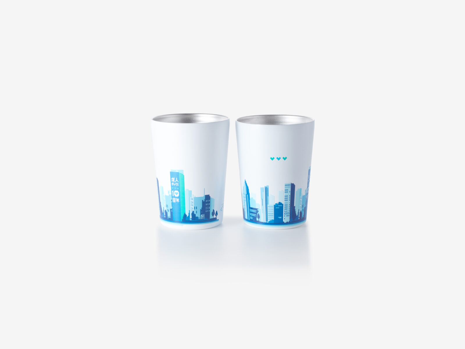 お守りが沢山並んでいる