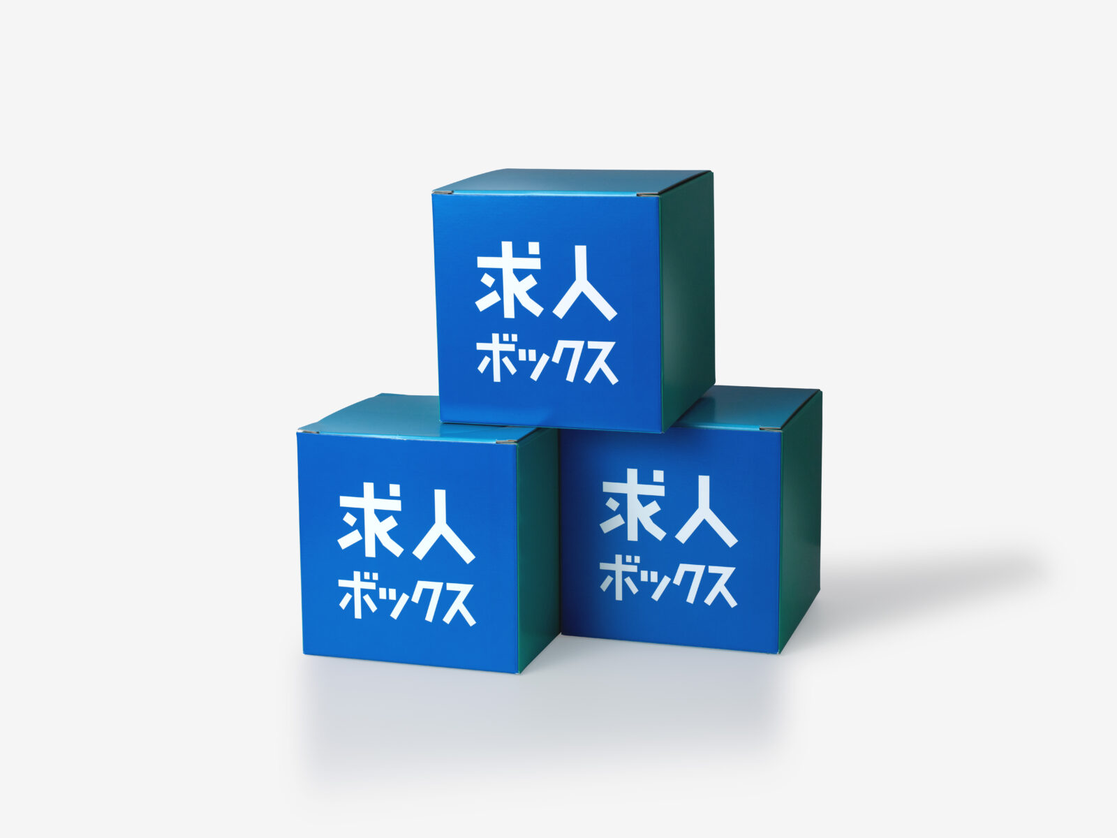 お守りが沢山並んでいる