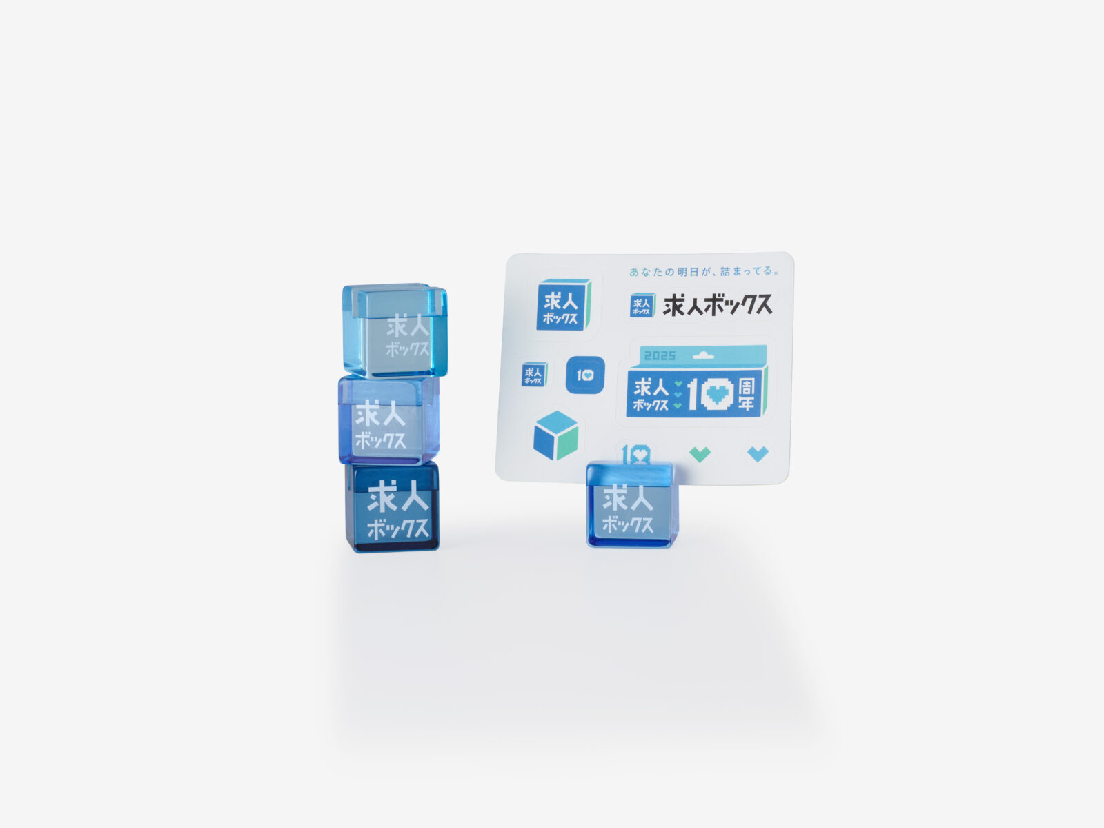 お守りが沢山並んでいる