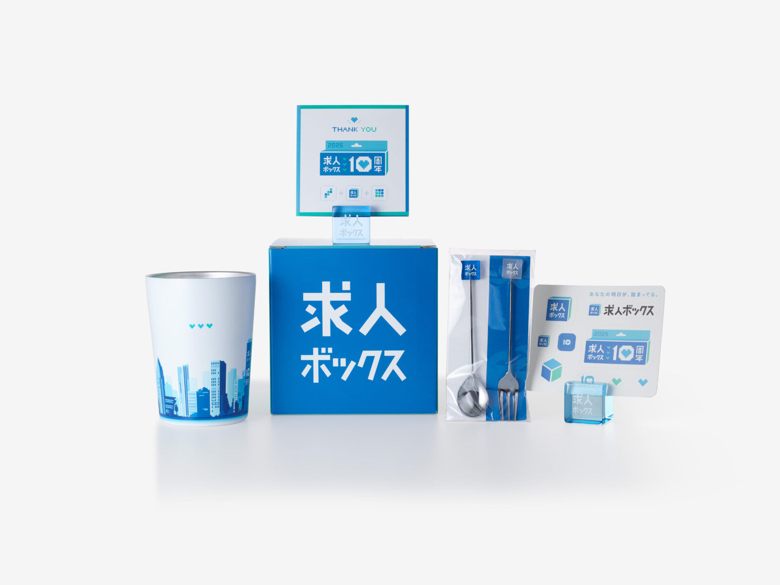 お守りが沢山並んでいる