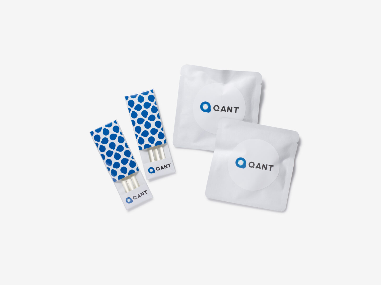 お守りが沢山並んでいる