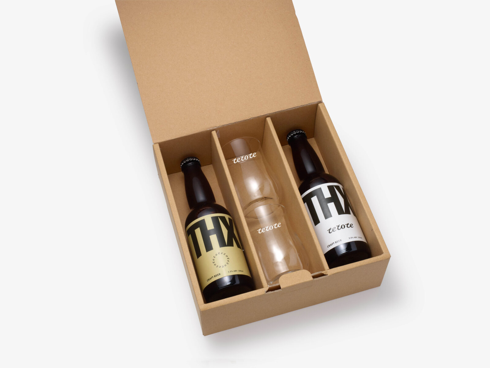 お守りが沢山並んでいる