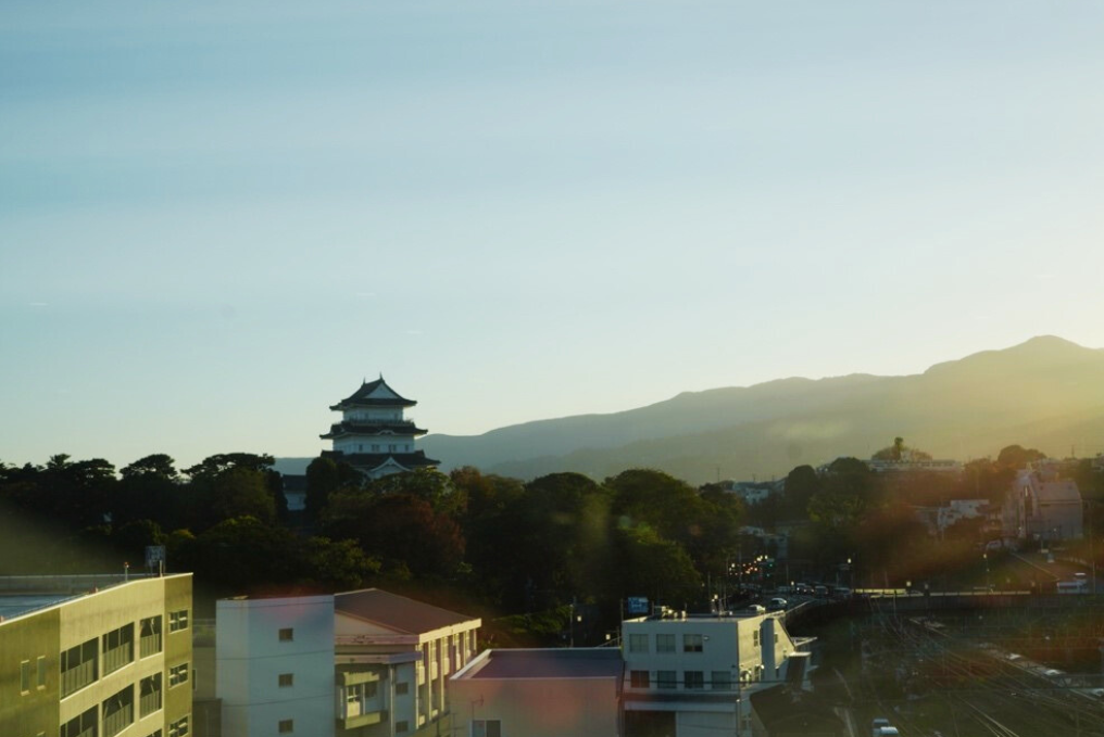 駅からのぞむ小田原城と山々の景色