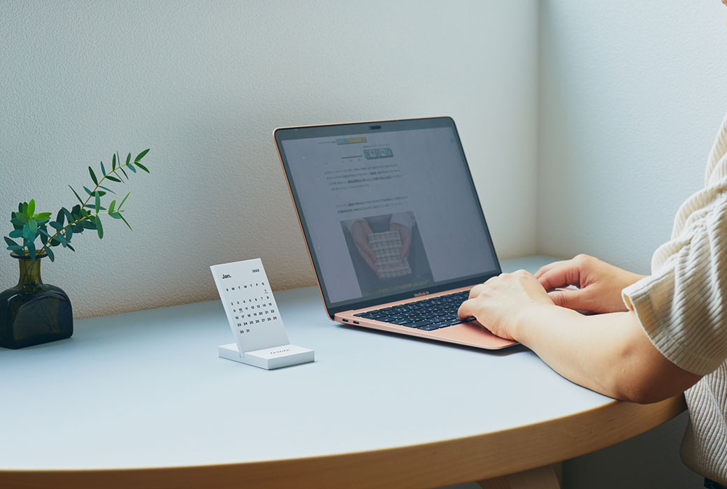 デスクに置いているミニマルカレンダー