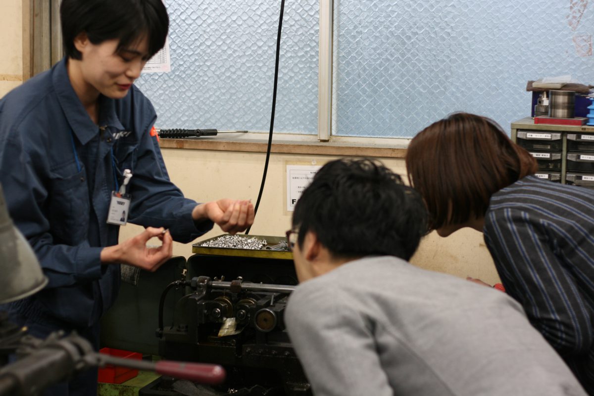 製造工程を見ている様子