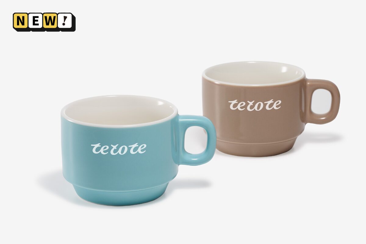 tetoteのロゴ入りスタッキングマグ、ライトブルーとベージュ