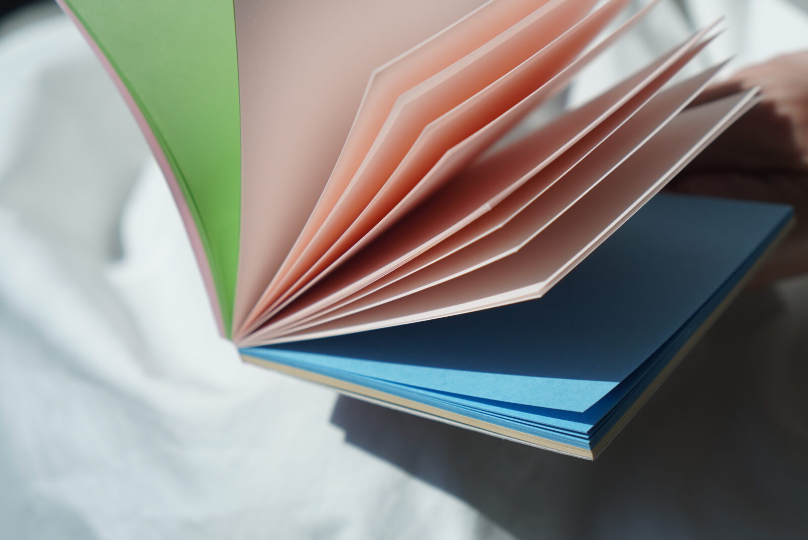 お守りが沢山並んでいる