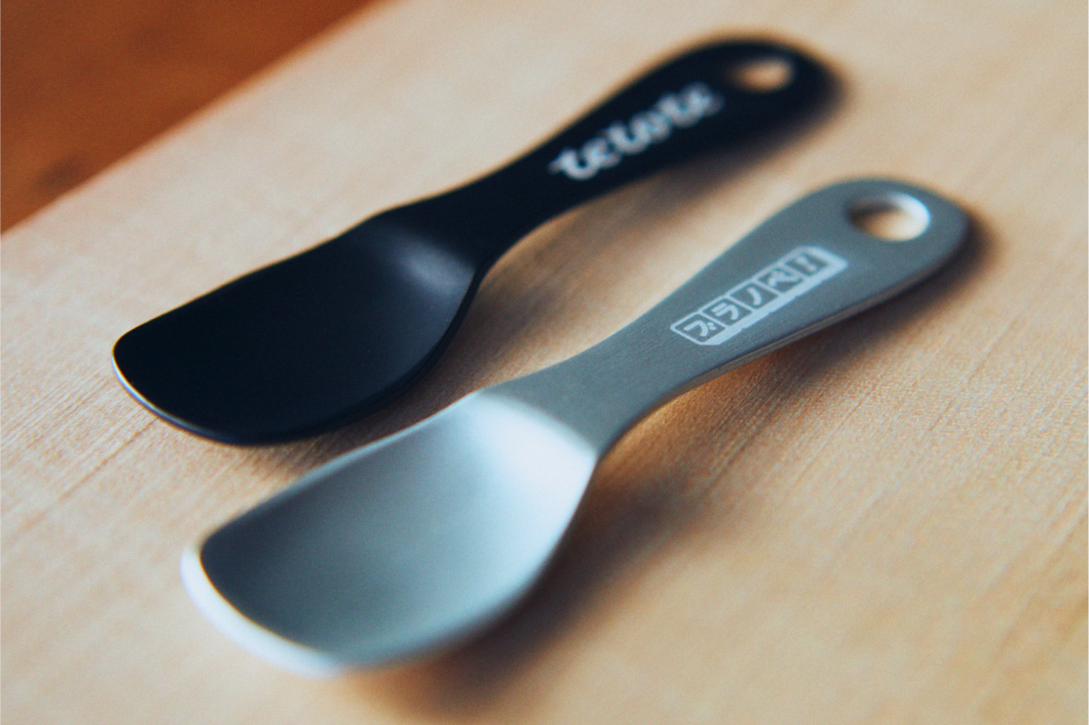 黒とシルバーのアイスクリームスプーン