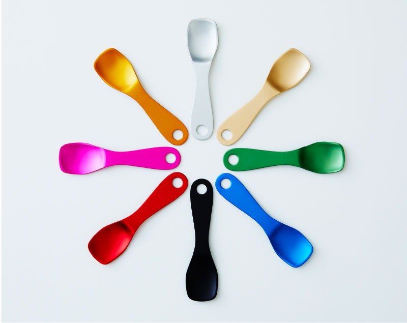 円状に並べたアイスクリームスプーン