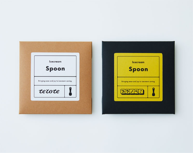 正方形のパッケージに入ったアイスクリームスプーン