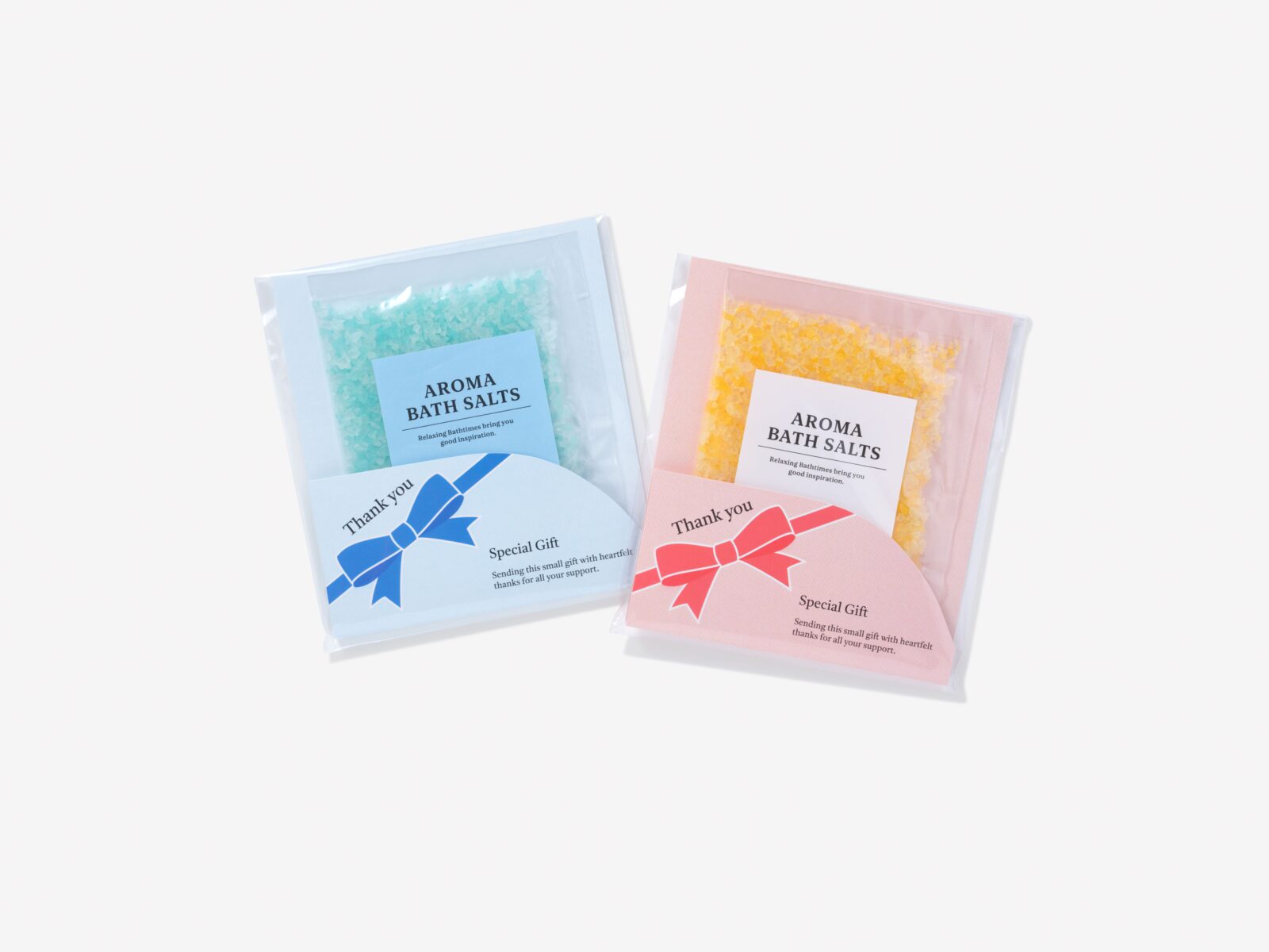 お守りが沢山並んでいる