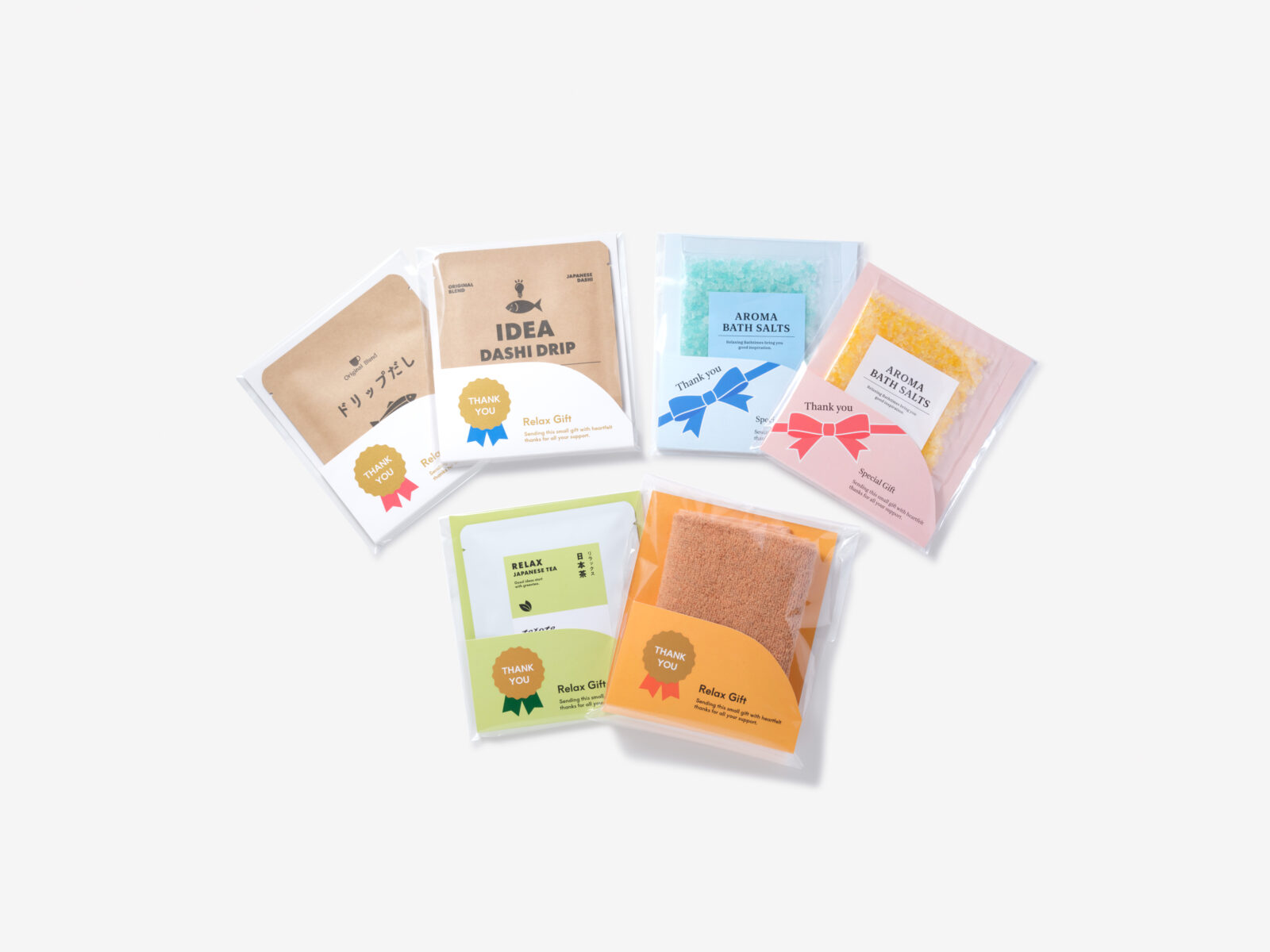 お守りが沢山並んでいる