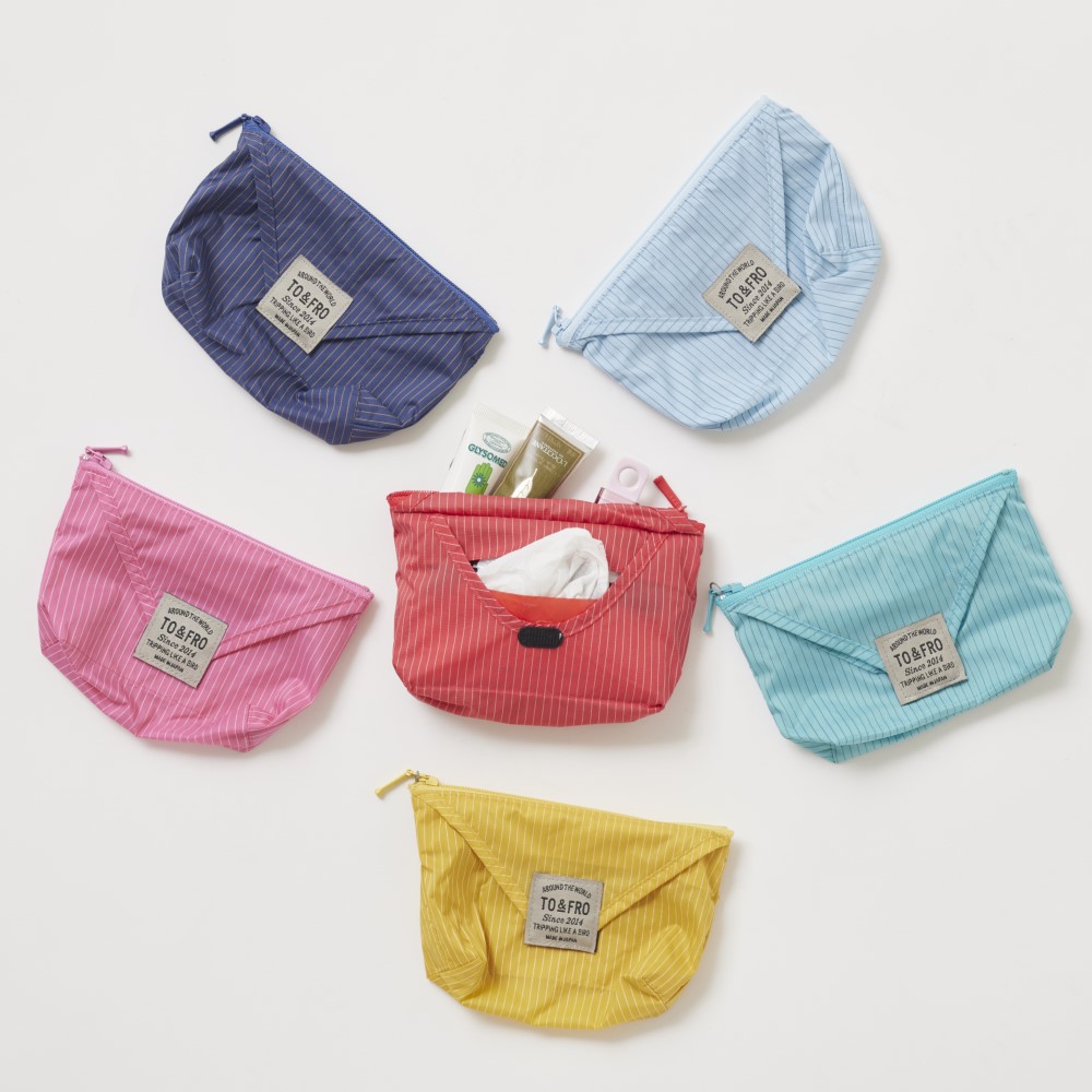 お守りが沢山並んでいる