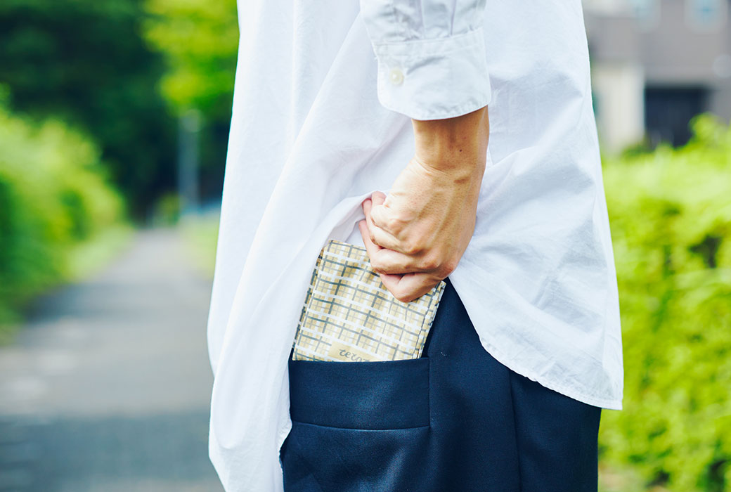 手拭いエコバッグハンカチをポケットから出す様子