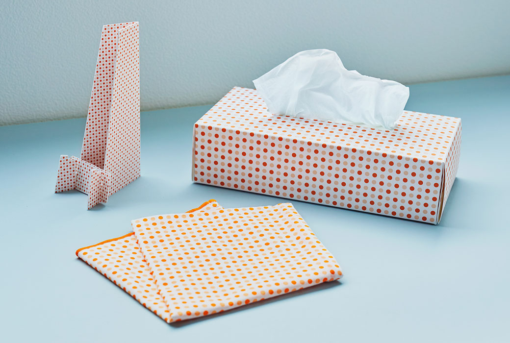 同じ柄でデザインされた、スマホスタンド・ティッシュボックスケース・手拭いエコバッグハンカチ