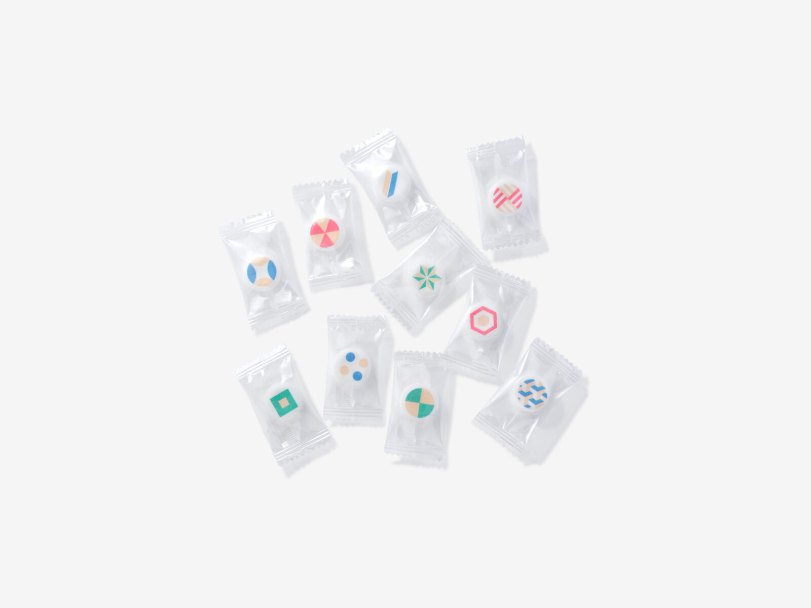 お守りが沢山並んでいる