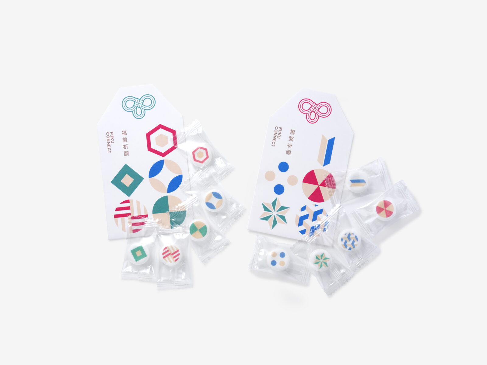 お守りが沢山並んでいる