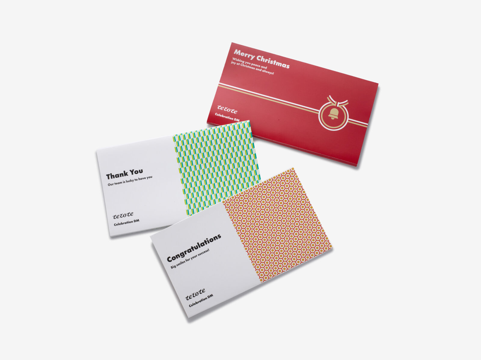 お守りが沢山並んでいる