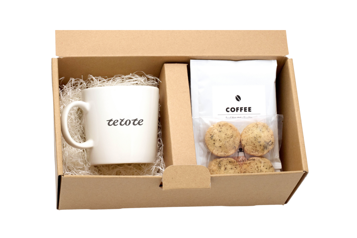 マグ、コーヒー、クッキーのセット